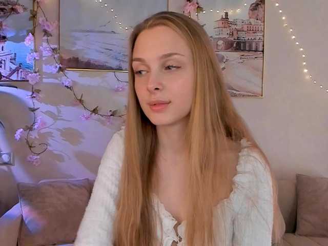 CrimsonAura from BongaCams