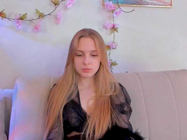 CrimsonAura from BongaCams