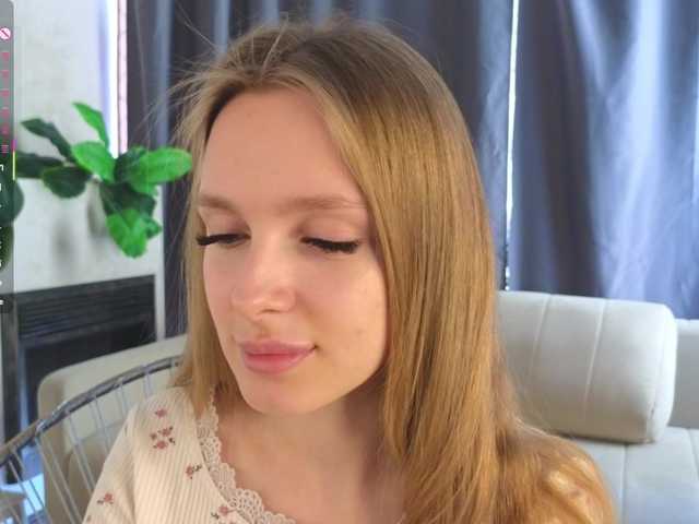 CrimsonAura from BongaCams