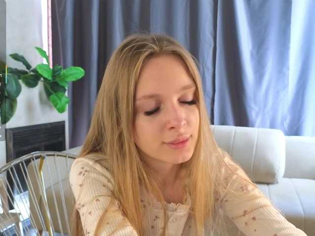 CrimsonAura from BongaCams