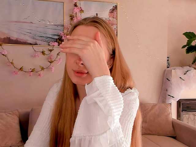 CrimsonAura from BongaCams