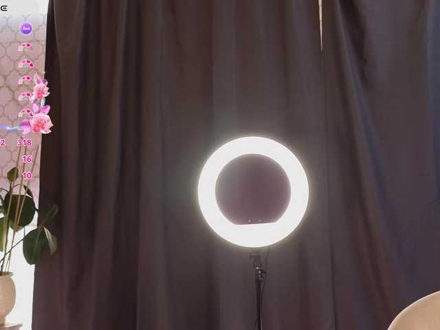 CrimsonAura live cam