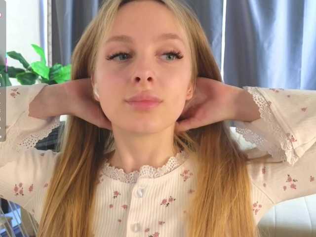 CrimsonAura from BongaCams