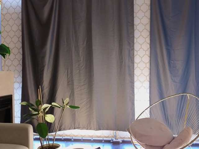 CrimsonAura from BongaCams