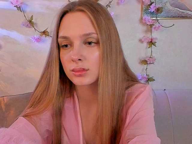 CrimsonAura from BongaCams