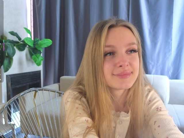 CrimsonAura from BongaCams