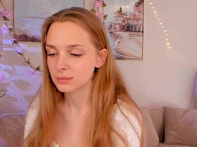 CrimsonAura from BongaCams