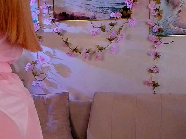 CrimsonAura from BongaCams