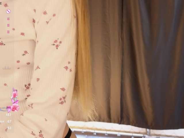 CrimsonAura live on cam