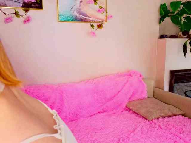 CrimsonAura Live Webcam on BongaCams