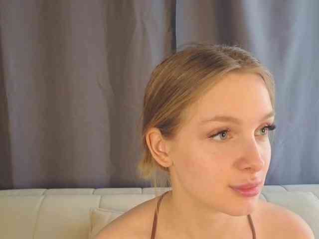 CrimsonAura Live Webcam on BongaCams