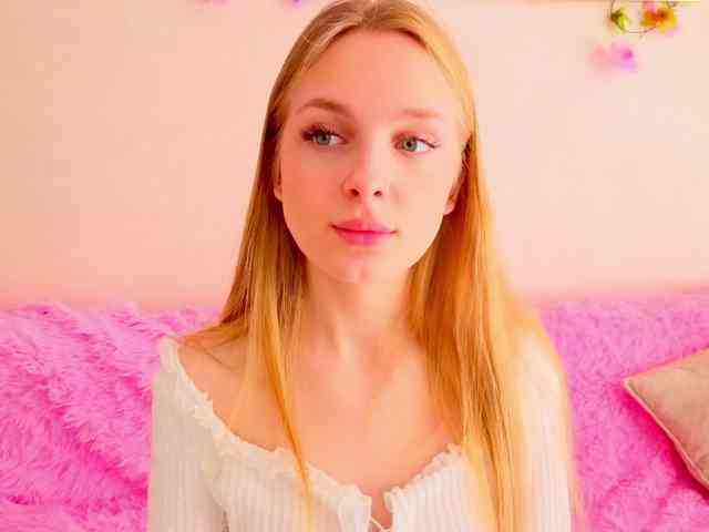 CrimsonAura Live Webcam on BongaCams