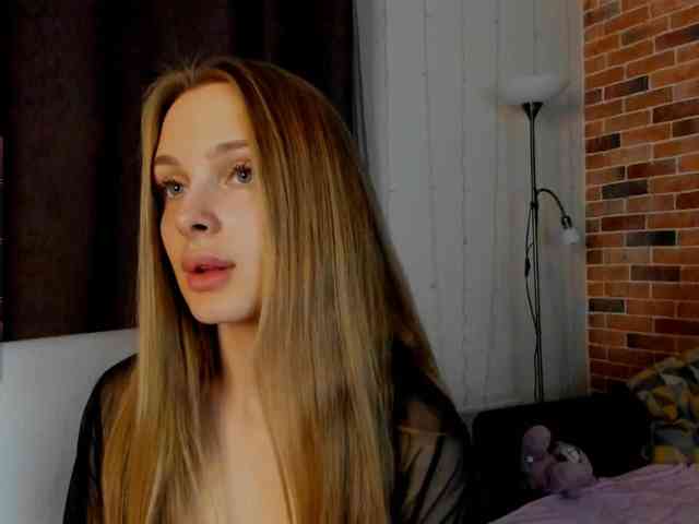 CrimsonAura Live Webcam on BongaCams