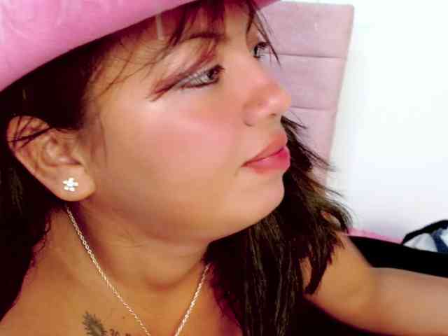brunette-barbie webcam