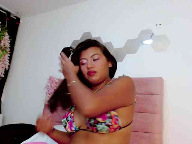 brunette-barbie webcam
