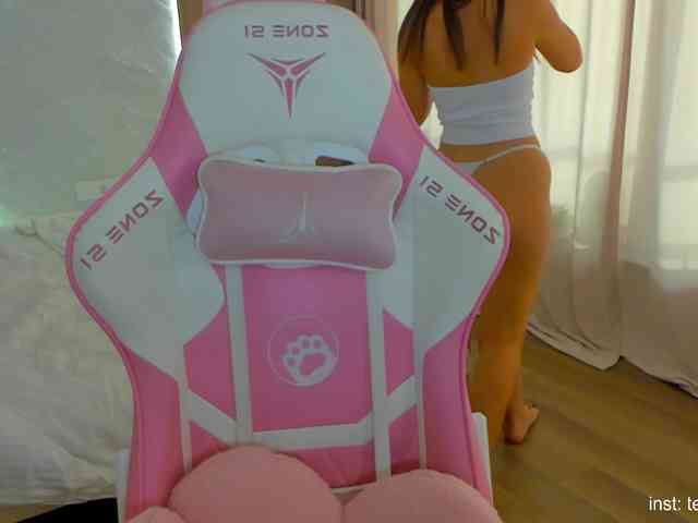 Naomimif webcam