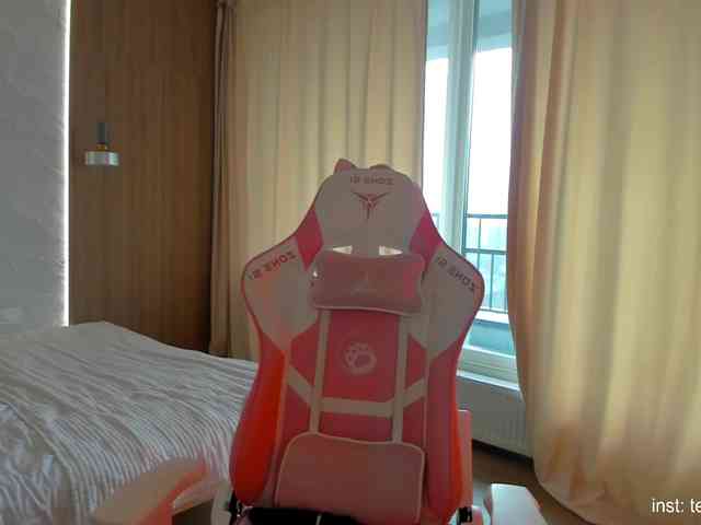 Naomimif webcam