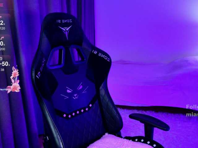 MiaScarlet's BongaCams show and profile