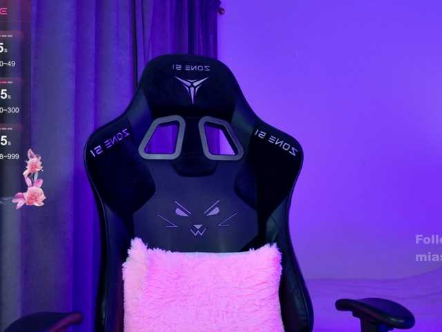 MiaScarlet's BongaCams show and profile