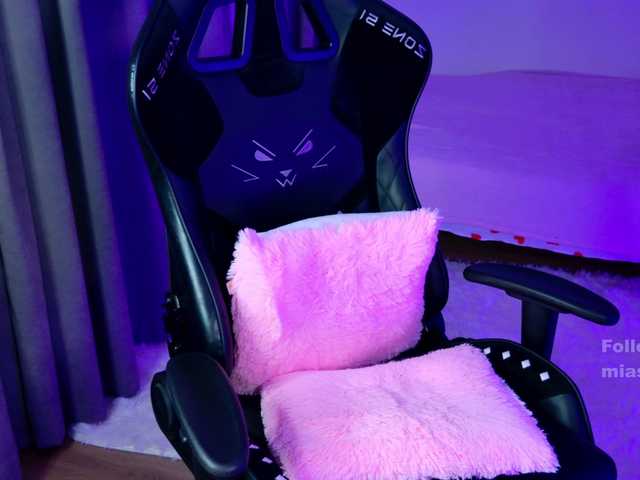 MiaScarlet's BongaCams show and profile