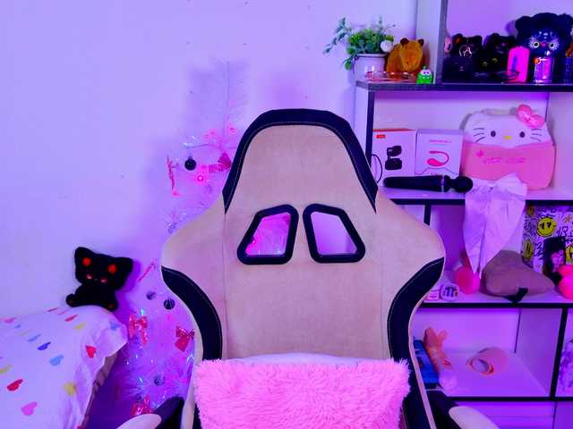 MiaScarlet's BongaCams show and profile