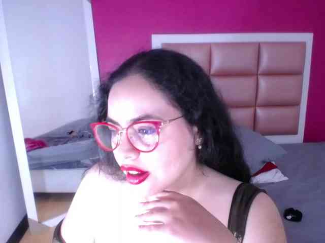 curvy-cumeater webcam