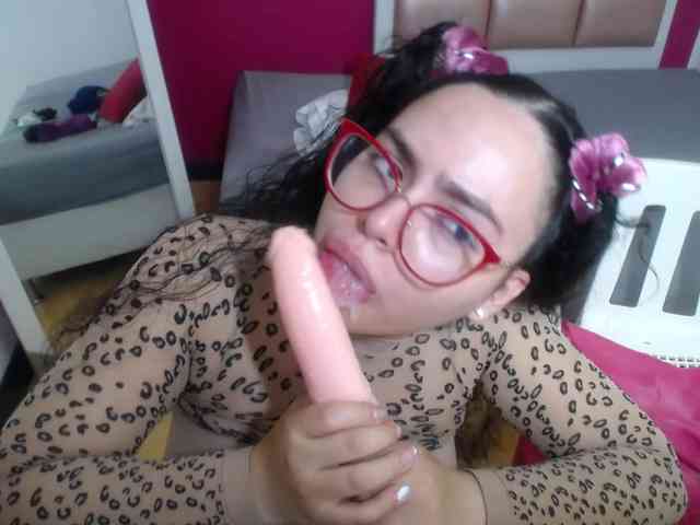 curvy-cumeater webcam