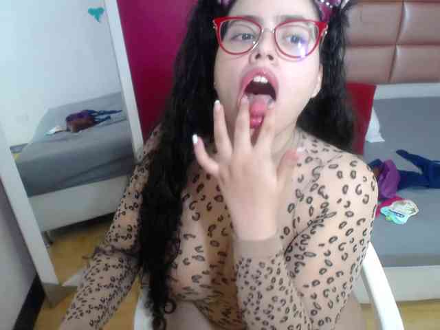 curvy-cumeater webcam