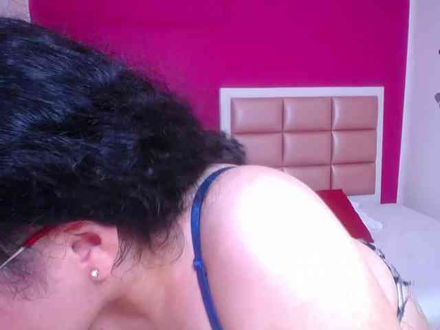 curvy-cumeater webcam