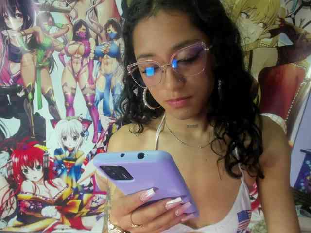 Kyliemoan (22, Hispanic Cam Girl) performing squirt.