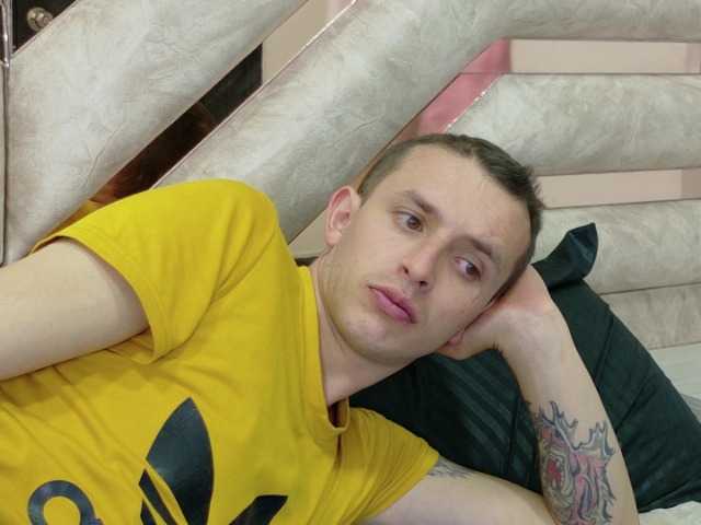 darlygoldenjhon on BongaCams 