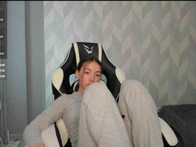 Mia-small44 webcam