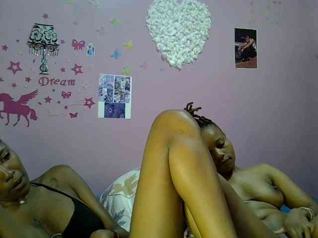 Sexxyezzyloves webcam