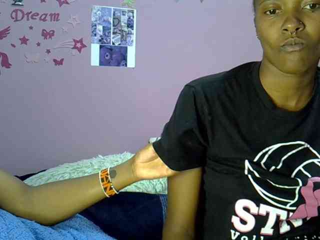 Sexxyezzyloves webcam