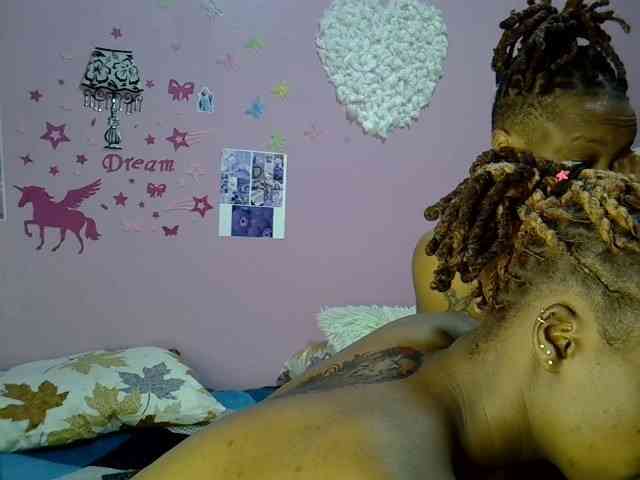 Sexxyezzyloves webcam