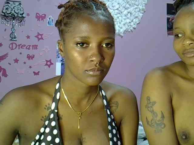 Sexxyezzyloves webcam