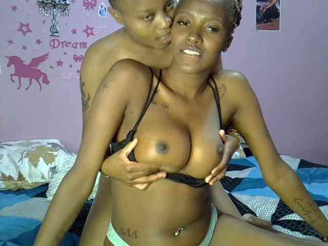 Sexxyezzyloves webcam