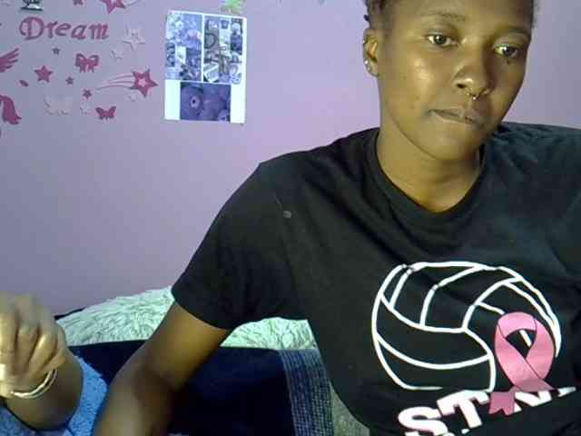 Sexxyezzyloves webcam