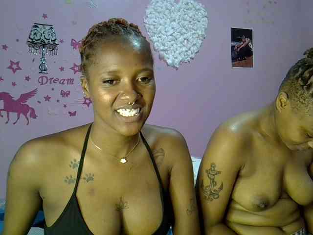 Sexxyezzyloves webcam