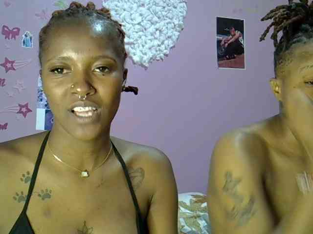 Sexxyezzyloves webcam
