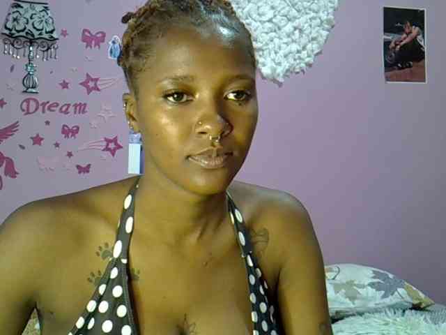 Sexxyezzyloves webcam