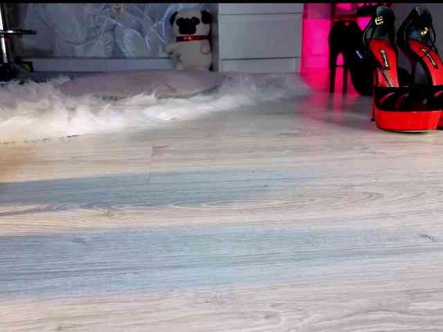 KrisHeels webcam