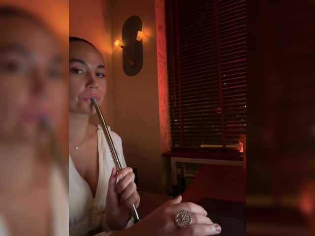 QWEENII live cam profile