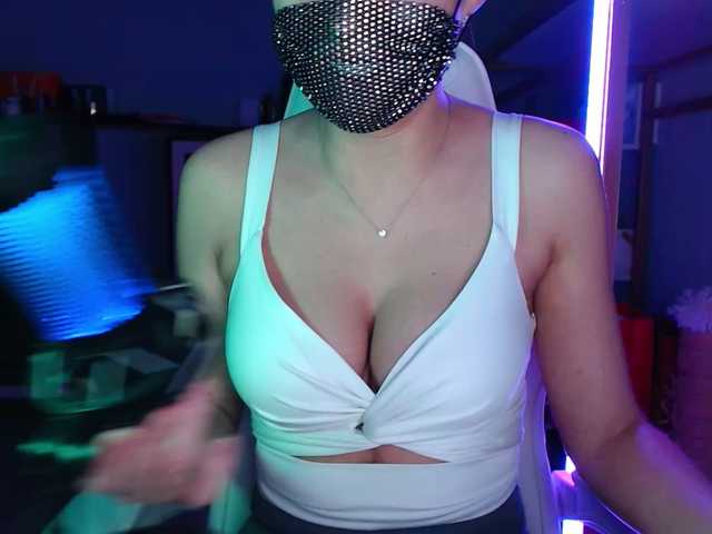 QWEENII's BongaCams show and profile