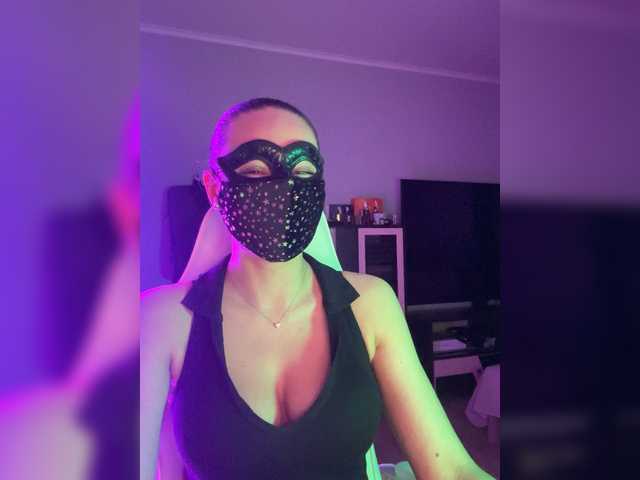QWEENII's BongaCams show and profile