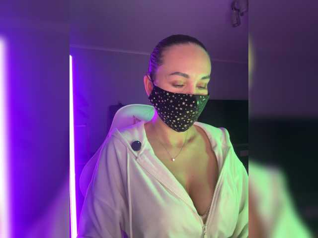 QWEENII's BongaCams show and profile