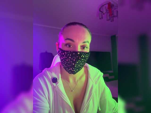 QWEENII's BongaCams show and profile