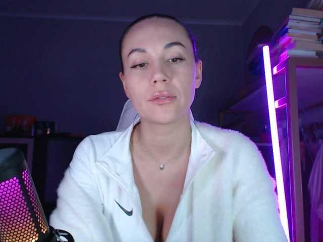 QWEENII's BongaCams show and profile