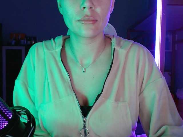 QWEENII's BongaCams show and profile