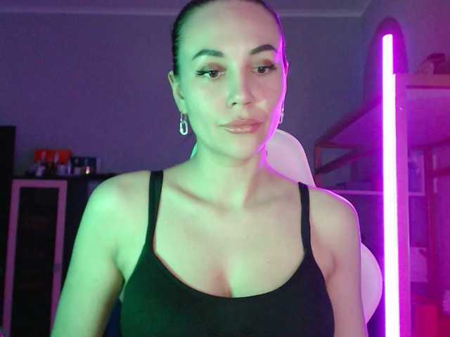 QWEENII's BongaCams show and profile